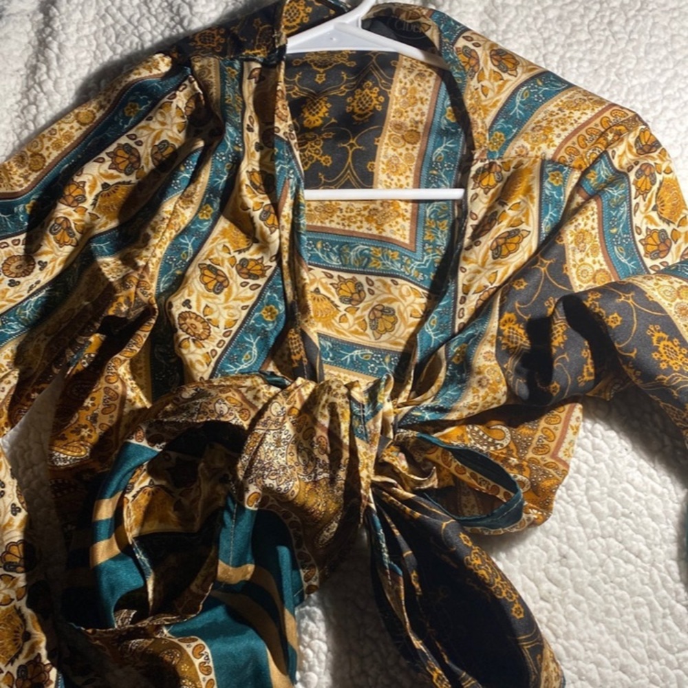 Super cute tie front crop top with flair sleeves